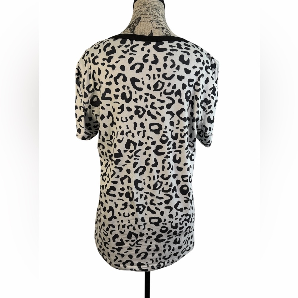 Shirley & Stone Leopard Print V-Neck Henley Top Black White Size M - Picture 6 of 11